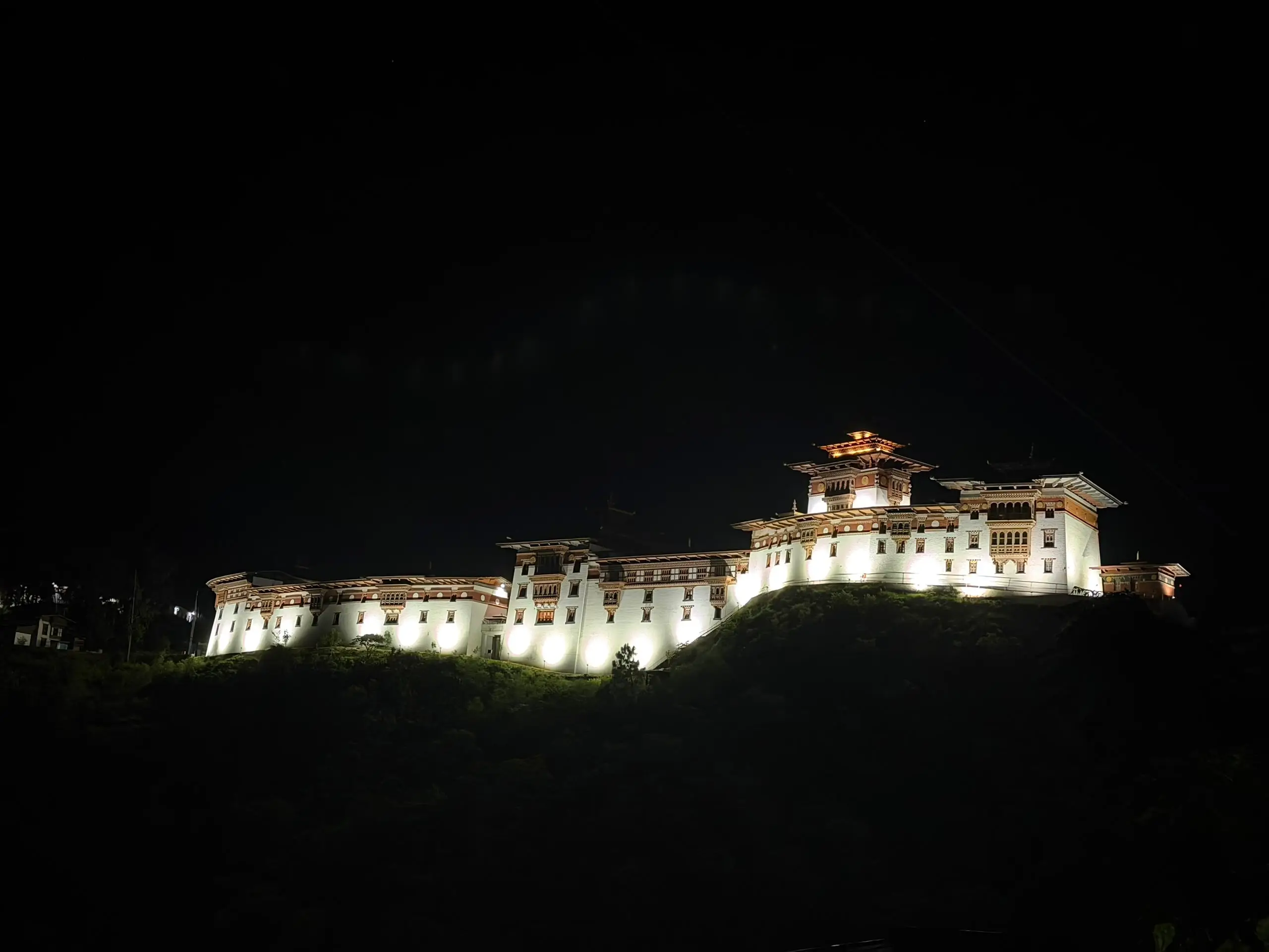 Wangdue Phodrang Dzong floodlit at night